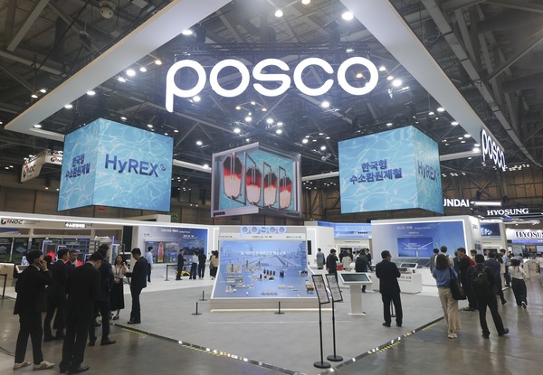 27일 개막한 ‘2025 기후산업국제박람회’에서 관람객들이 포스코그룹 통합 전시관을 둘러보고 있다. /사진=포스코홀딩스