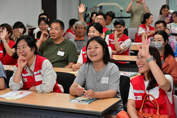LG전자 임직원들이 지난 26일 서울 영등포장애인자립생활센터를 방문해 쉽고 안전한 가전제품 사용법을 알려주는 '쉬운 가전 프로젝트' 활동을 진행했다./사진=LG전자