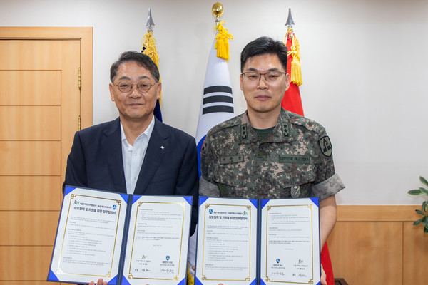 (왼쪽) 황상하 SH 사장과 이우헌 육군 제52보병사단장이 협약서를 들고 기념사진을 촬영하고 있다/사진=SH