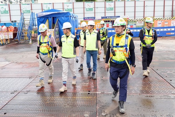 현대엔지니어링 주우정 대표이사(왼쪽 두 번째)가 현장 안전점검을 하고 있다. /사진=현대엔지니어링