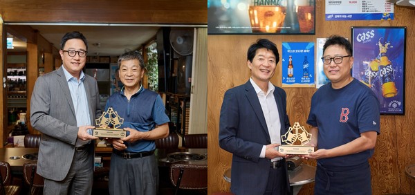 (좌) 좌측부터 오비맥주 구자범 수석부사장과 서울 강남구 삼성동 '의정부부대찌개' 김태문 사장 (우) 좌측부터 오비맥주 김병훈 영업 부사장과 서울 강남구 논현동 '이모네왕곱창' 김대중 사장 /사진=오비맥주