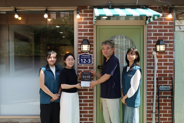 서울 성북구 '히포크라테스 스프'에서 열린 '청춘의 밥' 프로젝트 50호점 현판식에서 김경숙 대상주식회사 ESG경영실장(좌측부터 두 번째)과 김혁 '히포크라테스 스프' 대표(좌측부터 세 번째)가 대상 대학생봉사단원들과 기념사진을 촬영하고 있다. /사진=대상그룹