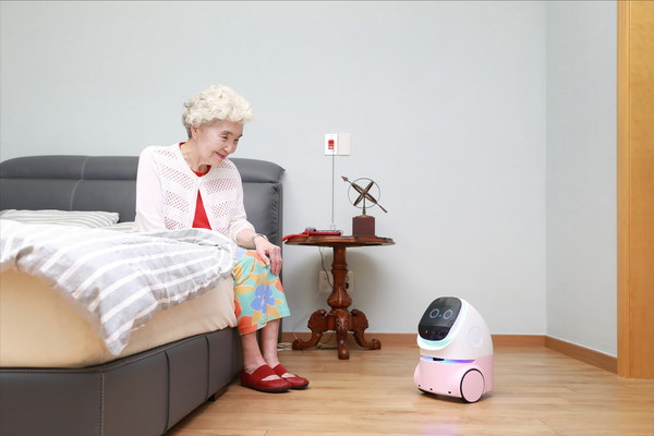 홈 AI 컴패니언 로봇 시연 사진./사진=삼성물산