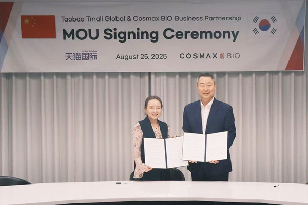 이금실 타오바오·티몰 글로벌 한국지사장과 김철희 코스맥스바이오 대표가 MOU 기념사진을 촬영하고 있다 /사진=코스맥스바이오