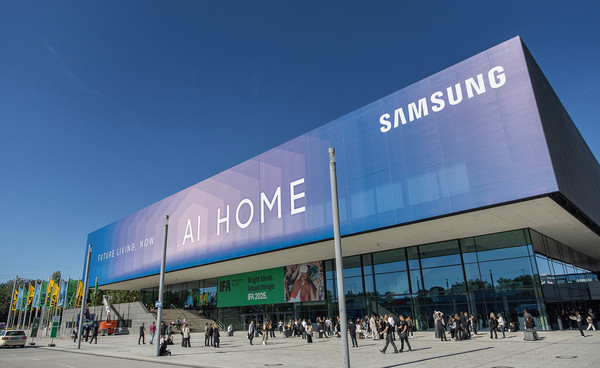 삼성전자가 오는 5~9일(현지시간) 독일 베를린 '메세 베를린'(Messe Berlin)에서 열리는 유럽 최대 가전전시회 'IFA 2025'에 앞서 삼성전자 전시관이 마련된 '시티큐브 베를린'(City Cube Berlin) 건물 외관에 '삼성 AI 홈'을 강조하는 옥외 광고를 진행했다. 삼성 AI 홈은 나를 이해하고 알아서 맞추는 초개인화된 경험을 제공한다. 방문객들은 삼성전자 전시관에 구현된 'AI 홈'을 통해 현실로 다가온 꿈꾸던 미래 일상을 지금 바로 경험할 수 있다. /사진=삼성전자