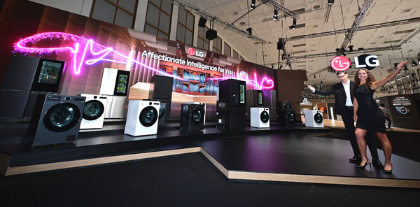 LG전자가 현지시간 5일부터 독일 베를린에서 열리는 유럽 최대 가전 전시회 'IFA 2025'에 참가한다. LG전자는 전시관 입구에 AI홈 허브 '씽큐 온'의 지휘 아래 다양한 가전들이 서로 연결되며 고객의 일상을 업그레이드 하는 'LG AI홈'을 형상화한 'LG AI 가전의 오케스트라' 연출 공간을 마련했다. /사진=LG전자