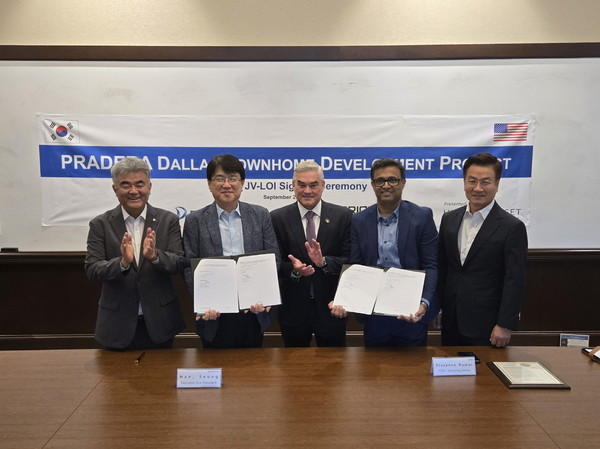 대우건설이 텍사스주 Prosper 시청에서 Orion RE Capital과 Prosper 개발사업 협력 MOU를 체결하고 있다. (왼쪽부터) 정원주 대우건설 회장, 한승 대우건설 해외사업단장, 데이비드 브리스톨 Prosper 시장, 프라사나 쿠마르 Orion RE Capital CEO, 전유훈 한강에셋자산운용 총괄대표. /사진=대우건설
