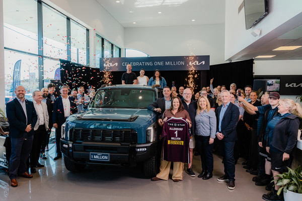 기아는 3일 호주 북동부에 위치한 퀸즈랜드(Queensland) 모토라마 딜러사에서 데니스 피콜리 최고운영책임자, 기아호주 브랜드 앰버서더 패트릭 래프터와 100만번째 차량 구매 고객인 제임스 앨런도프 등이 참석한 가운데 ‘100만대 판매 달성 기념식’을 진행했다. /사진=기아
