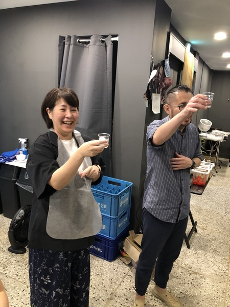 오키나와현 서울사무소의 이나미네 나츠키 소장(좌)이 건배사를 하고 있다. /사진=김현정 기자