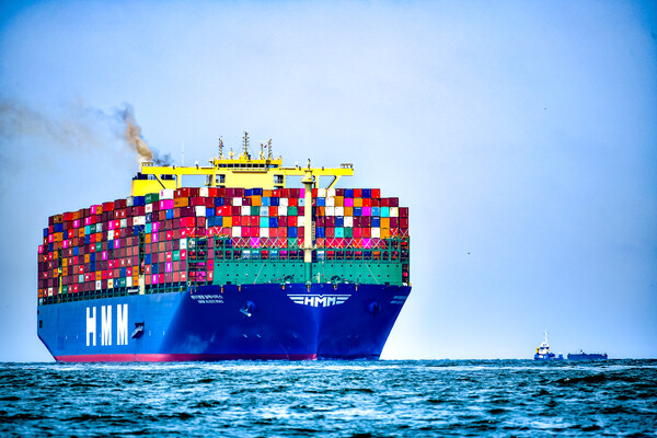 5일 업계에 따르면 포스코그룹은 최근 삼일PwC, 보스턴컨설팅그룹 등과 계약을 맺고 자문단을 꾸리고 HMM 인수를 검토하고 있다. HMM의 컨테이너선 알헤시라스호. /사진=HMM