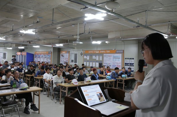 외국인 안전문화 지도사가 강의를 진행하고 있다./사진=한화 건설부문