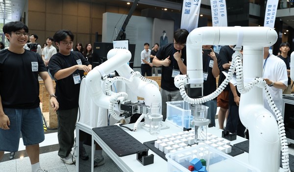 경진대회 참가자들이 다관절 협동 로봇 챌린지를 수행하고 있다. /사진=포스코홀딩스