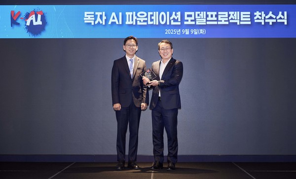 (왼쪽) 배경훈 과학기술정보통신부장관이 유영상 SK텔레콤 CEO에게 'K-AI' 앰블럼이 새겨진 상패를 수여했다./사진=SK텔레콤