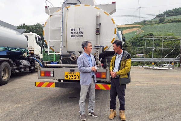 (왼쪽) 이상용 대아청과 대표가 직접 현장을 방문해 강릉 안반데기마을 관계자와 현지 실태를 살폈다./사진=호반그룹