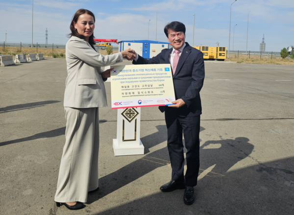 9일(현지시간), 카자흐스탄 알마티에서 임찬수 한국도로공사 해외사업처장(오른쪽)과 아이만 자누자코바 바란(Aiman Zhanuzakova Baran) 알마티 순환도로 투자법인 대표(왼쪽)가 중소기업 우수 혁신제품 기증식 후 기념 촬영을 하고 있다.