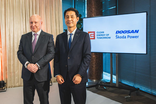 10일(현지시간) 프라하 CEZ 본사에서 열린 테믈린 원전 발전기 교체 사업 계약 체결식에서 (왼쪽) 다니엘 베네쉬 CEZ 최고경영자(CEO)와 손승우 두산에너빌리티 파워서비스 BG장이 기념사진을 촬영하고 있다./사진= 두산스코다파워