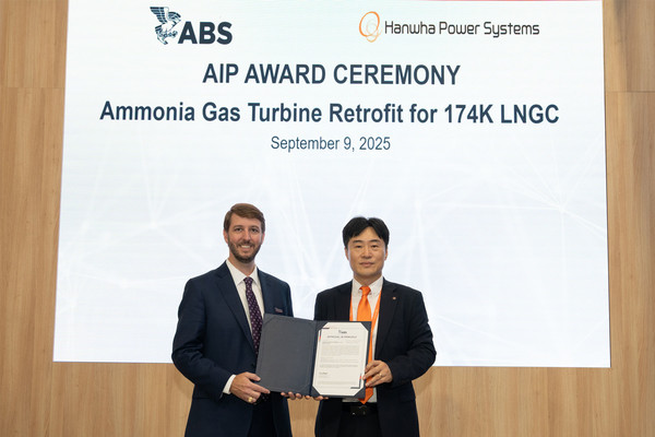 이탈리아 밀라노 가스텍 2025 현장에서 조슈아 디빈 ABS 글로벌해양사업개발 부사장과 김형석 한화파워시스템 선박솔루션사업부장이 기념사진을 촬영하고 있다./사진=한화파워시스템