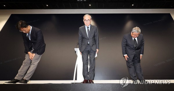 김영섭 KT 사장이 11일 서울 종로구 KT 광화문빌딩 웨스트 사옥에서 소액결제 피해와 관련해 고개 숙여 사과하고 있다. /사진=연합뉴스 