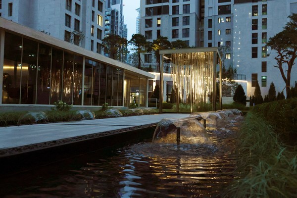 청담 드엘에 설치된 사일로랩의 작품 '잔별'./사진=롯데건설