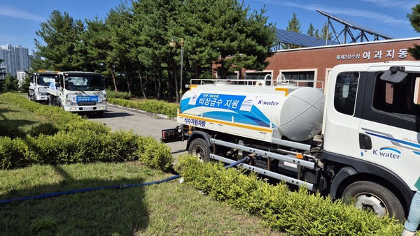지난 3일, 강원도 강릉시 홍제정수장에 도착한 한국수자원공사 급수 지원 차량의 모습. 한국수자원공사는 강릉시 가뭄 극복을 위해 30대에 달하는 급수 차량을 지원하며 지난 7일간 횡성군 송전정수장의 수돗물 약 460톤(t)을 강릉시 홍제정수장으로 운반했다./사진=한국수자원공사