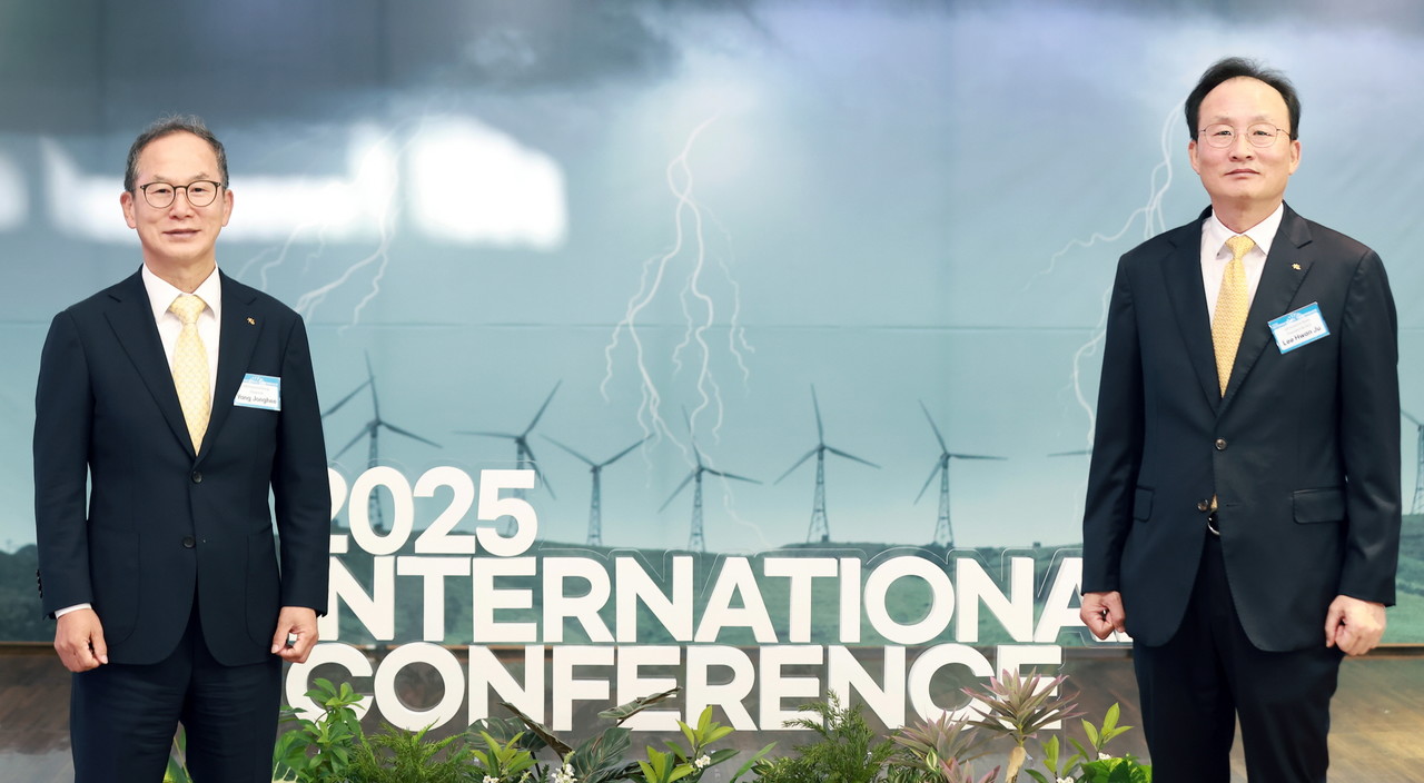 지난 11일 서울 서대문구 소재 이화여자대학교 ECC 이삼봉홀에서 열린 ‘2025 국제 컨퍼런스’에서 양종희 KB금융회장(왼쪽)과 이환주 KB국민은행장(오른쪽)이 기념촬영을 하고 있다. / 사진=KB국민은행