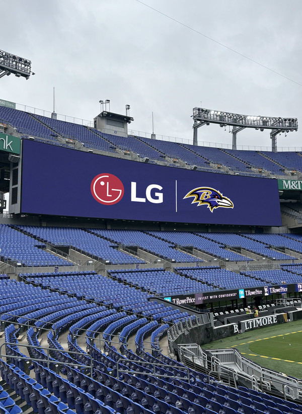 LG전자가 미국 프로풋볼리그(NFL) 구단 볼티모어 레이븐스과 파트너십을 맺고 내년 시즌까지 홈구장 M&T 뱅크 스타디움에 초대형, 초고화질 디지털 사이니지를 공급한다. 사진은 LG전자가 M&T 뱅크 스타디움에 설치하는 디지털 사이니지. /사진=LG전자