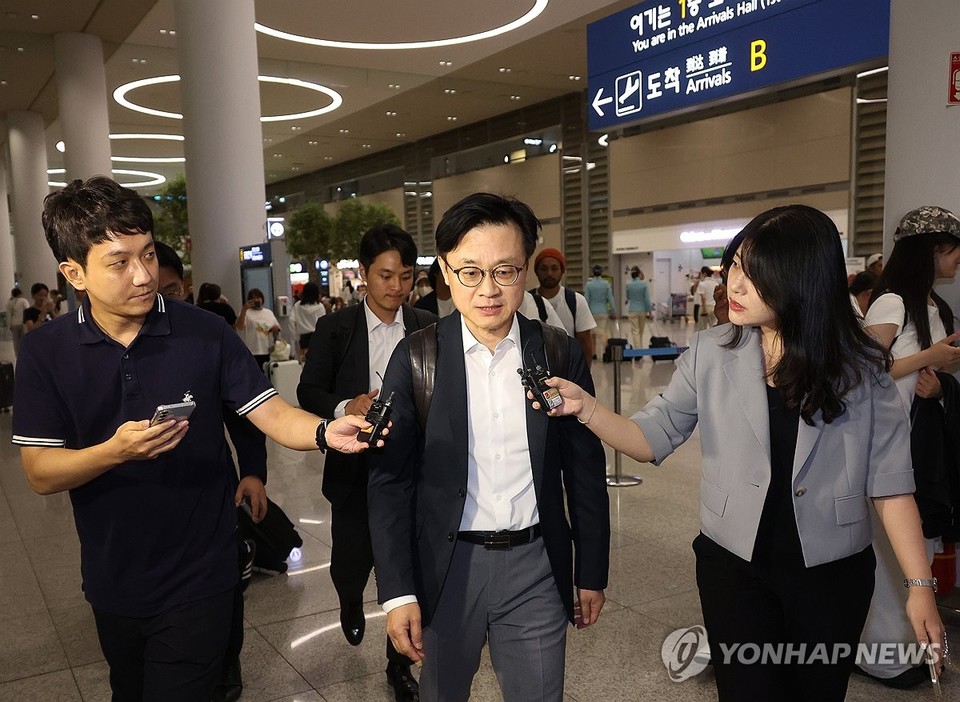 미국 현지에서 한미 관세협상 관련 후속 협의를 한 김정관 산업통상자원부 장관이 지난 14일 오전 영종도 인천국제공항을 통해 귀국하고 있다. / 사진=연합뉴스