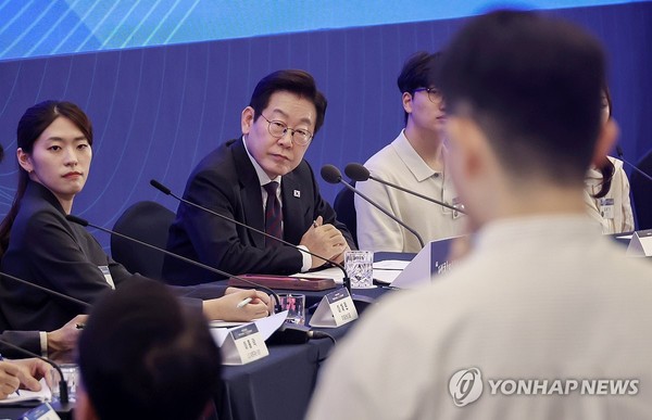 이재명 대통령이 지난 10일 서울 마포구 프론트원에서 열린 국민성장펀드 보고대회에서 참석자 발언을 듣고 있다. / 사진=연합뉴스