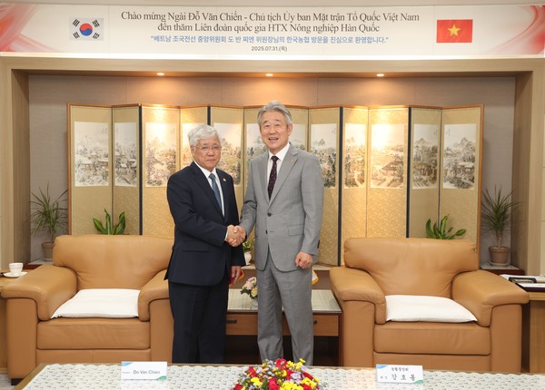 농협중앙회 강호동 회장(오른쪽)과 도 반 찌엔 베트남 조국전선중앙위원회 위원장이 지난 7월 31일 서울시 중구 농협중앙회 본관에서 양국 농업분야 상호발전 방향에 대해 논의한 뒤 기념촬영을 하고 있다. / 사진=농협중앙회