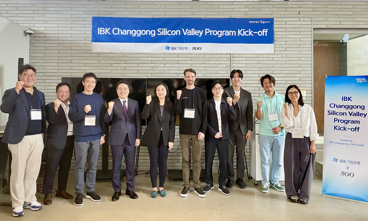  지난 12일 서울 성동구 코사이어티에서 열린 IBK창공 ‘실리콘밸리 3기 엑셀러레이팅 프로그램‘ 킥오프데이 행사를 마치고 김인태 IBK기업은행 혁신금융그룹장(왼쪽에서 네 번째), 500Global 크리스틴 차이(Christine Tsai, 왼쪽에서 다섯 번째) 대표와 관계자들이 기념촬영을 하고 있는 모습