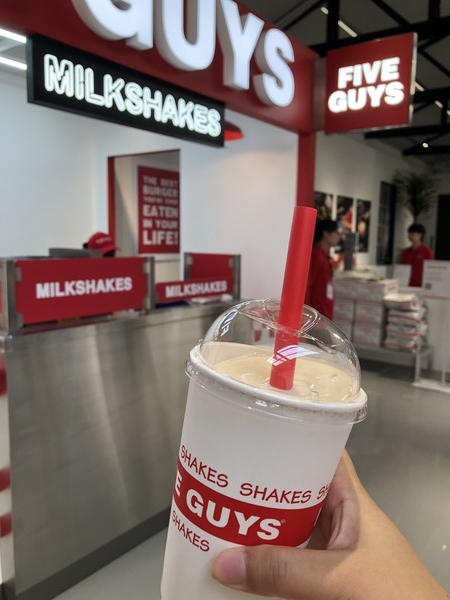 기아X파이브가이즈 팝업에서 제공하는 파이브가이즈 식음료 제품 /사진=김현정 기자