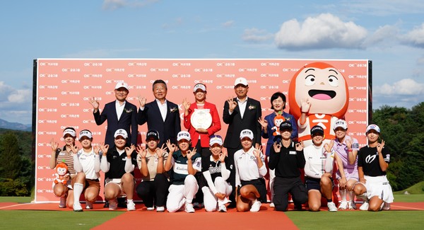 OK금융그룹 주력 계열사인 OK저축은행이 한국여자프로골프 정규투어 'OK저축은행 읏맨 오픈'에서 6기 OK골프장학생 출신 방신실 선수가 최종 우승을 차지했다. / 사진=OK금융그룹