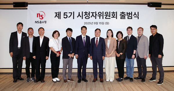 NS홈쇼핑 제 5기 시청자위원회 출범식에서 위원들이 기념촬영을 하고 있다. (가운데 오른쪽 NS홈쇼핑 조항목 대표이사) /사진=NS홈쇼핑