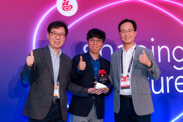 (왼쪽부터) 류성걸 픽스트리 개발본부장, 나태영 SK텔레콤 Gen AI개발팀장, 조형준 SK브로드밴드 미디어Tech본부장이 수상 후 상패를 들고 기념 촬영을 하고 있다./사진=SK텔레콤