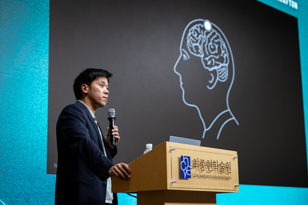 15일 강남구 한국고등교육재단 빌딩에서 열린 특별 강연에서 서동진 뉴럴링크 공동 창업자가 뇌-컴퓨터 인터페이스의 미래를 주제로 강연하고 있다./사진=최종현학술원
