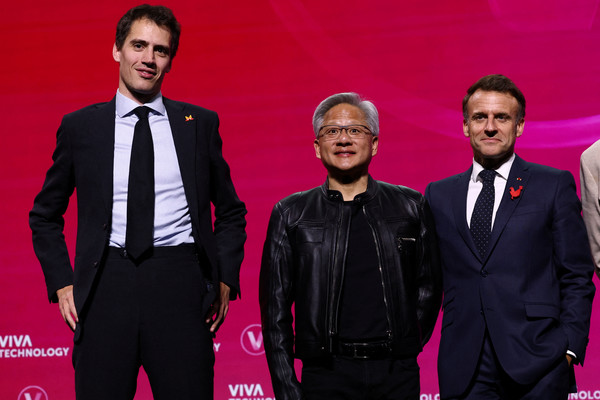 아르튀르 망슈 최고경영자(CEO·맨 왼쪽)는 미스트랄 공동 창업자 3인 가운데 대외적인 얼굴로 에마뉘엘 마크롱 프랑스 대통령(맨 오른쪽), 젠슨 황 엔비디아 CEO와 함께 찍은 사진 등을 소셜네트워크서비스(SNS) 링크트인에 자주 게시한다. / 사진=로이터연합뉴스