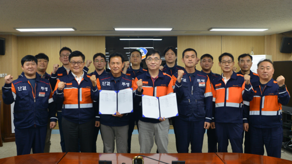 지난 12일 고려아연 노사가 '2025년 임금 및 단체교섭 협상'을 마무리하고 기념 촬영을 하고 있다. (오른쪽 네번째부터) 정태웅 고려아연 대표이사, 문병국 고려아연 노조위원장, 김승현 고려아연 온산제련소장. /사진=고려아연