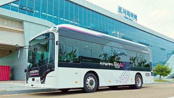 자율주행버스가 동해선 오시리아역을 지나가고 있다./사진=LG유플러스
