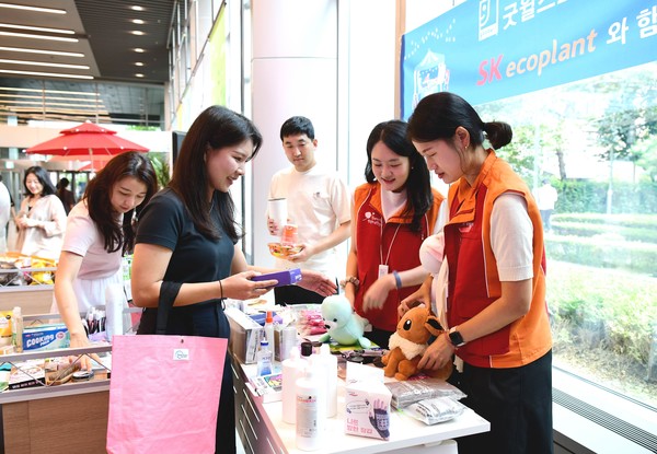 지난 12일 서울 종로구 수송동 SK에코플랜트 본사에서 열린 사내 자원순환 기부프로그램 연계 바자회에서 SK에코플랜트 구성원들이 물품을 구매하고 있다./사진=SK에코플랜트