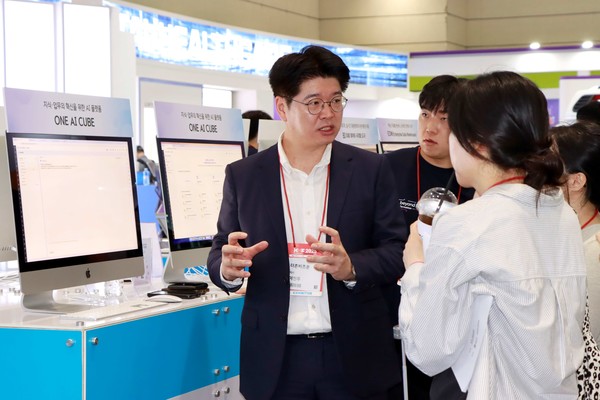 서울 코엑스에서 열린 'KHF 2025'에서 더존비즈온은 의료 기관의 디지털전환(DX)부터 AI 적용, 정밀의료로 이어지는 전방위적 의료 혁신과 그 방향성을 제시했다. /사진=더존비즈온