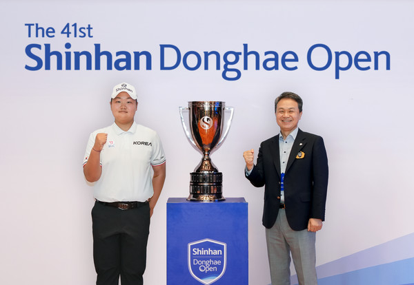 진옥동 신한금융그룹 회장(오른쪽)과 남자 아마추어 골프 최강자로 떠오른 국가대표 유민혁(서강고 2학년) 선수가 지난 14일 후원 계약을 체결한 뒤 기념촬영을 하고 있다. / 사진=신한금융그룹