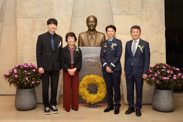 포니정재단은 서울 강남구 삼성동 아이파크타워 포니정홀에서 '제6회 포니정 영리더상' 시상식을 개최하고 올해 수상자인 정다정 소령과 김병훈 대표에게 시상했다. (왼쪽부터) 김병훈 대표, 고 정세영 HDC그룹 명예회장의 부인 박영자 여사, 정다정 소령, 정몽규 포니정재단 이사장. /사진=포니정재단   