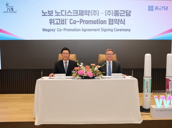 종근당 김영주 대표(왼쪽)와 한국노보노디스크제약 캐스퍼 로세유 포울센 대표 / 사진=종근당