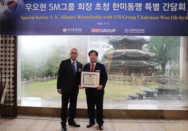 우오현 SM그룹 회장(오른쪽)이 지난 17일 서울 중구 웨스틴 조선 서울에서 열린 한미동맹 특별 간담회에서 로버트 에이브럼스 주한미군전우회장(전 한미연합사 사령관)에게 감사패를 받은 뒤 기념촬영을 하고 있다. 감사패에는 한미연합사 사령관을 지낸 4성 장군 4인을 상징하는 별 16개와 사인이 담겼다. / 사진=SM그룹