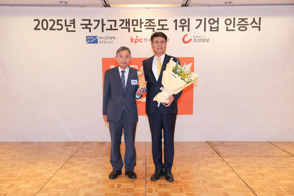 오뚜기가 '2025 국가고객만족도조사(NCSI)'에서 '라면부문' 1위로 선정됐다. 오뚜기라면 이신혁 사장(왼쪽 두 번째)이 17일 서울시 중구 롯데호텔 서울에서 열린 '2025 국가고객만족도조사(NCSI)' 시상식에 참석해 조선일보 홍준호 대표이사(왼쪽 첫번째)와 기념 촬영을 하고 있다. /사진=오뚜기