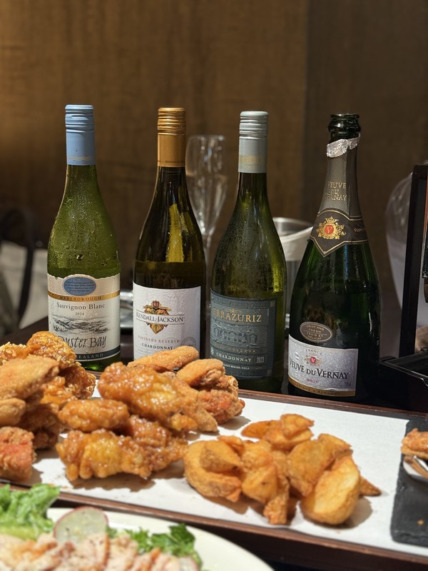 치킨과 어울릴 만한 샴페인 1종과 화이트와인 3종 /사진=아영FBC