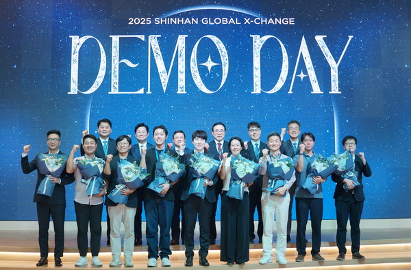 지난 18일 베트남 호치민에 위치한 신한베트남 본사에서 열린 '2025 신한 퓨처스랩 베트남 데모데이'에서 강규원 신한은행 베트남법인장, 김동환 금융위원회 디지털금융정책관, 보민 투안 베트남 중앙은행 제2지부장, 조용병 은행연합회장, 김건 한국핀테크지원센터 이사장, 고석헌 신한지주 부사장(뒷줄 왼쪽부터)과 스타트업 관계자들이 기념촬영을 하고 있다. / 사진=신한금융그룹