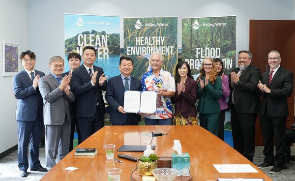 18일(현지시간) 미국 밸리 워터 본사에서 열린 협약식에서 (왼쪽 다섯 번째부터) 윤석대 한국수자원공사 사장, 리처드 산토스 밸리 워터 이사회 부의장, 리타 찬 밸리 워터 수석부사장 등 관계자들이 기념사진을 촬영하고 있다./사진=한국수자원공사