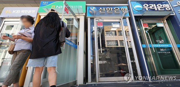 정부가 무과실 배상책임 법제화를 추진하는 가운데 주요 시중은행은 보이스피싱 피해 예방과 보상을 강화하고 있는 추세다. / 사진=연합뉴스