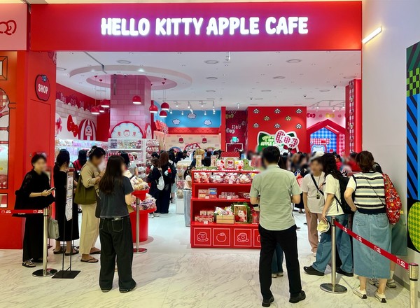 부산 지역 최초로 선보이는 헬로키티 애플카페 /사진=신세계백화점